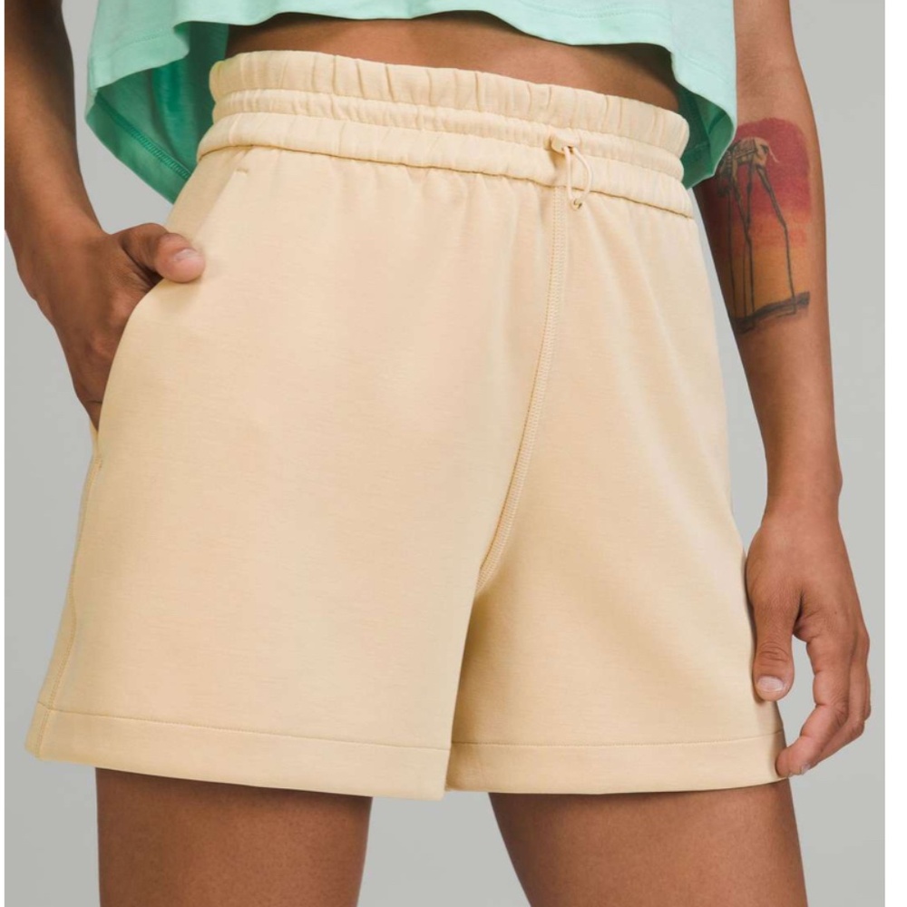Lululemon Softstreme High-Rise Short 4" Prosecco
